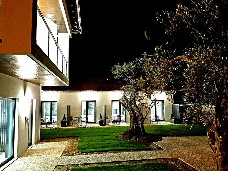 Fachada e jardim iluminados à noite