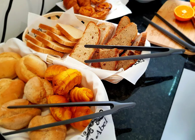 Pães e croissants ao pequeno-almoço